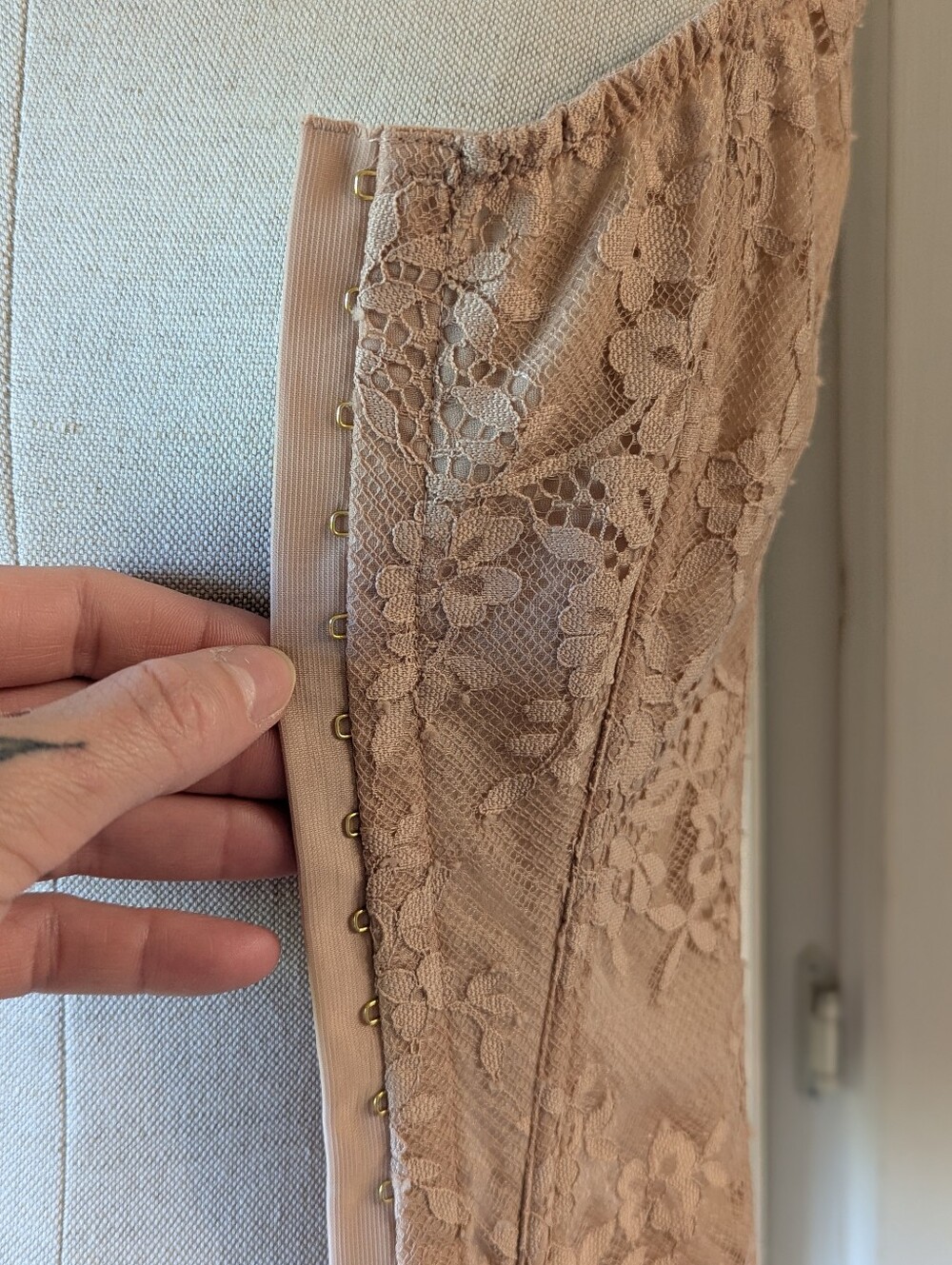 🩷🆕VS The Classic Corset Praline Lace Fitted Top with Lace-Up Back Gold Bodycon - Picture 7 of 16